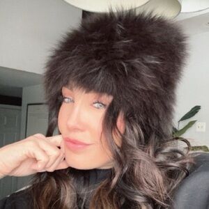 Dena Black Dyed Fox Knit Hat Skully Lots of Stretch EUC